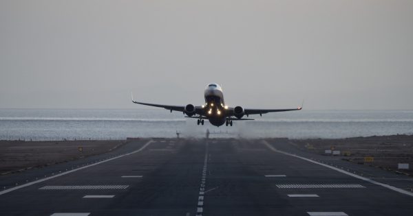 Avião supera ônibus e é segundo meio mais usado em viagens no Brasil